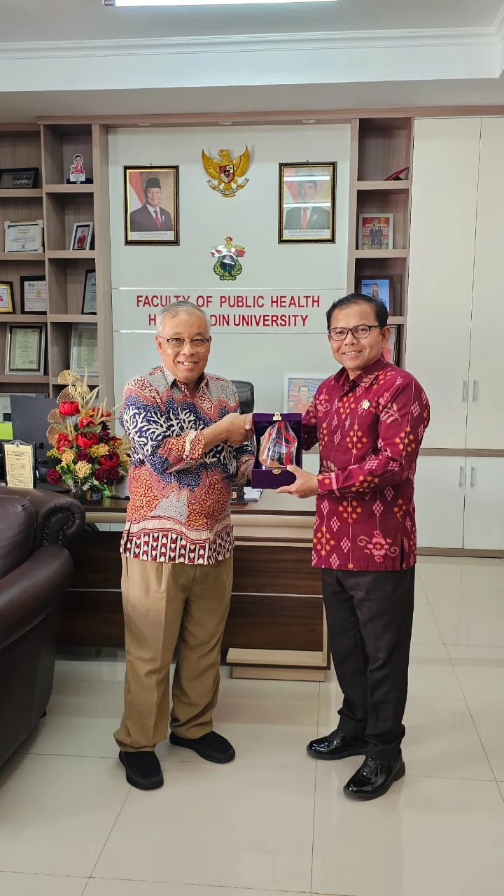Prof. Sukri Palutturi menyerahkan cenderamata memperkuat kolaborasi transformasi layanan kesehatan primer berbasis bukti nasional. (Foto: Dok. Pribadi)